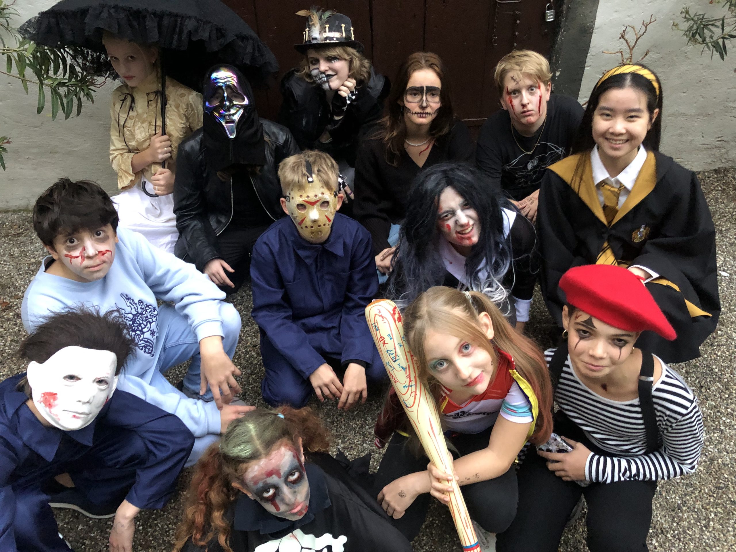 Gruppenbild in Halloween-Kostümierung
