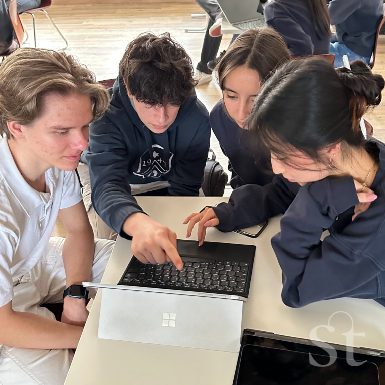 Schülergruppe bei KI-Workshop