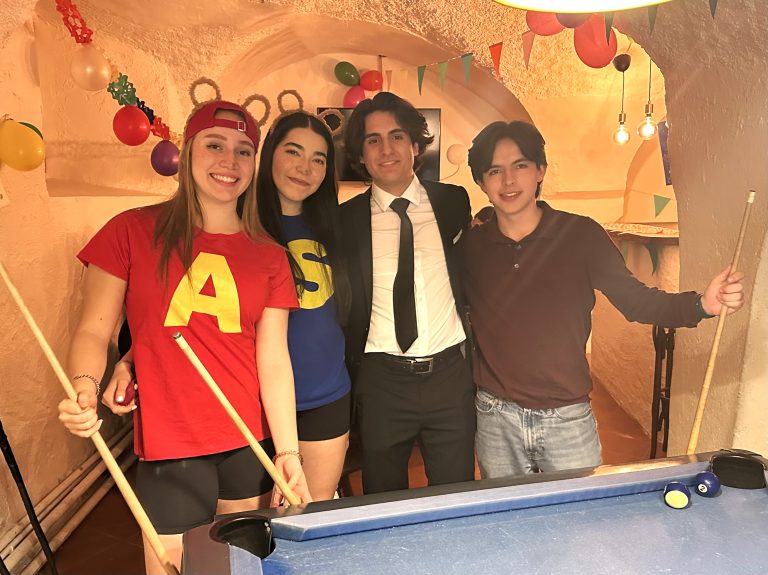 mexikanischer Schüler auf der Faschingsparty