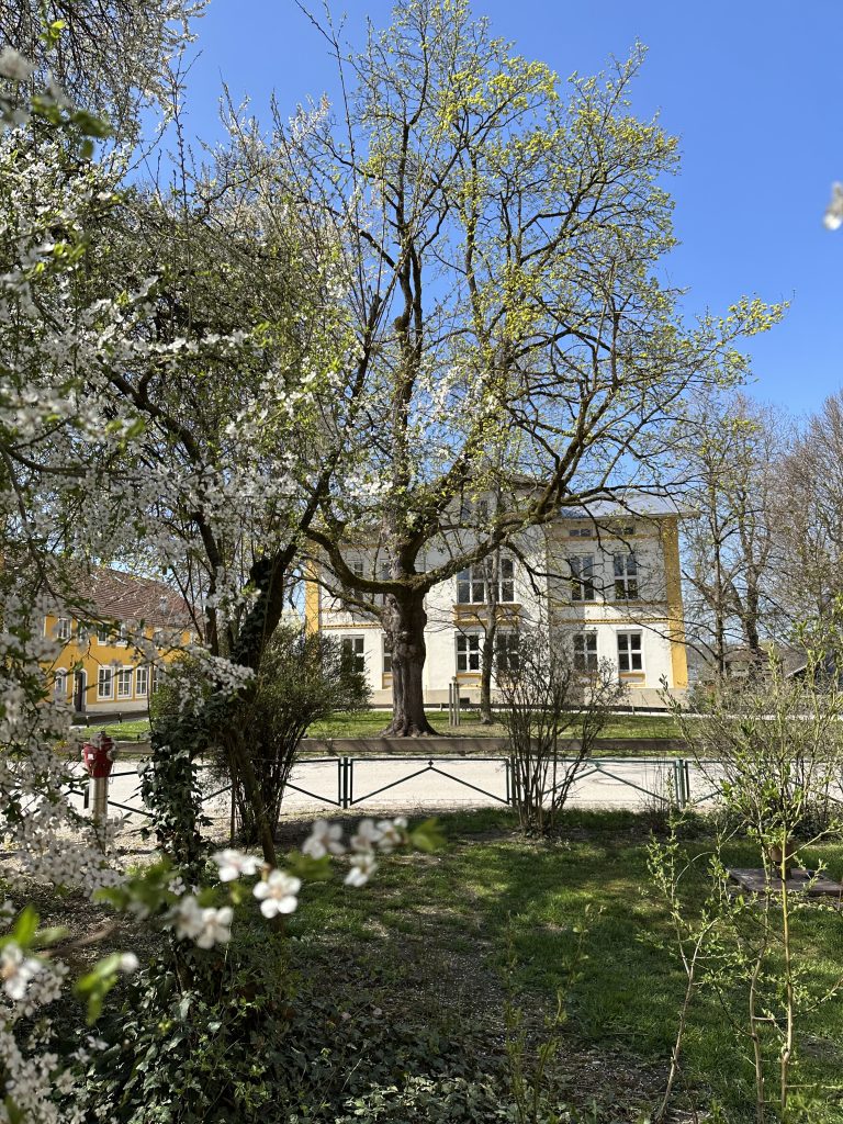 Die Schule Schloss Stein im Frühling
