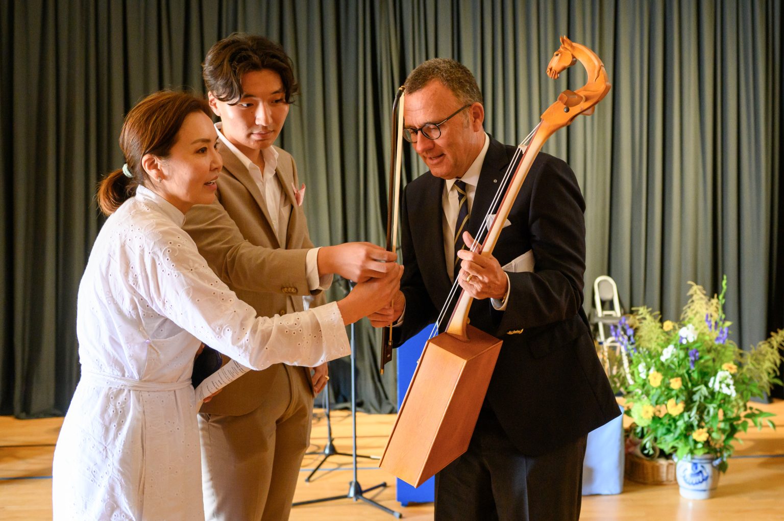 Ein Abiturient und seine Mutter aus der Mongolei überreichen Herrn Ziegler ein Geschenk.