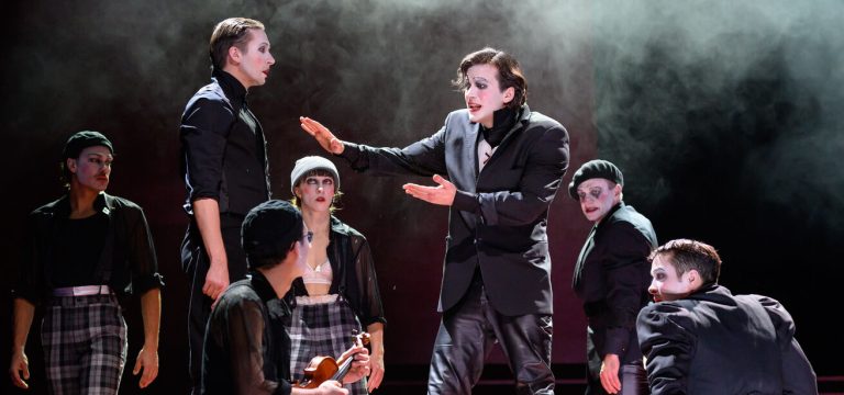 019 gregor schulz, maximilian paier und ensemble arturo ui ©slt tobias witzgall lt1 2433