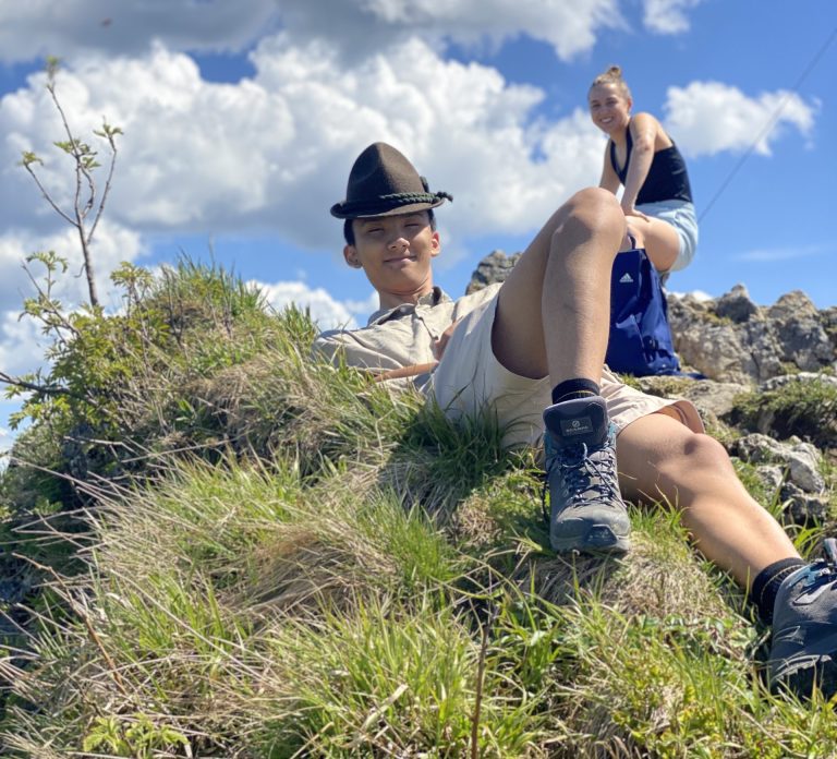 Ein Schüler auf dem Gipfel des Hochgerns