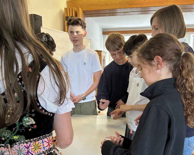 Schülerinnen und Schüler spielen das polnische Spiel "Wojna"