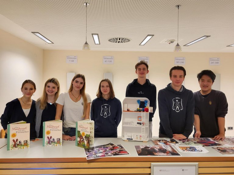 Levi und Mitschüler im K1 in Traunreut