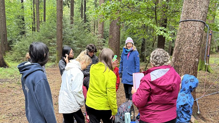 Anke Stütz und Schüler bei der Schnitzeljagd