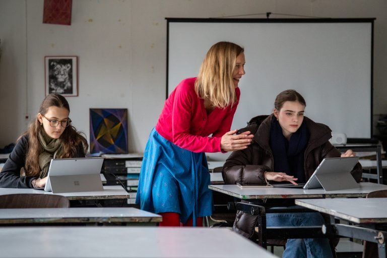 Anke Stütz und Schülerinnen bei der Seminararbeit.