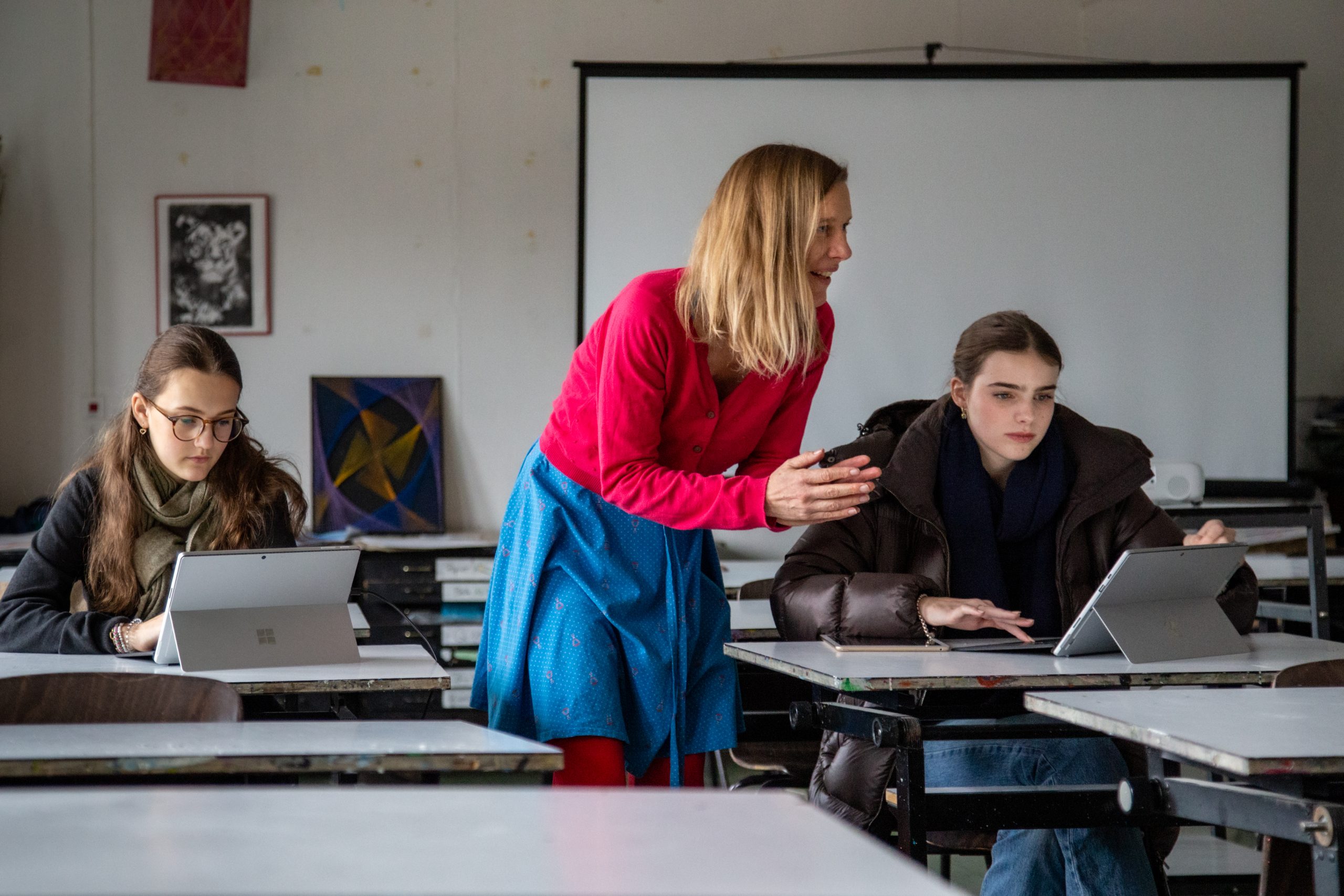 Anke Stütz und Schülerinnen bei der Seminararbeit.