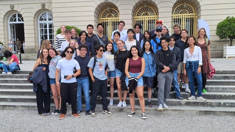 Schülerinnen und Schüler vor Schloss Herrenchiemsee