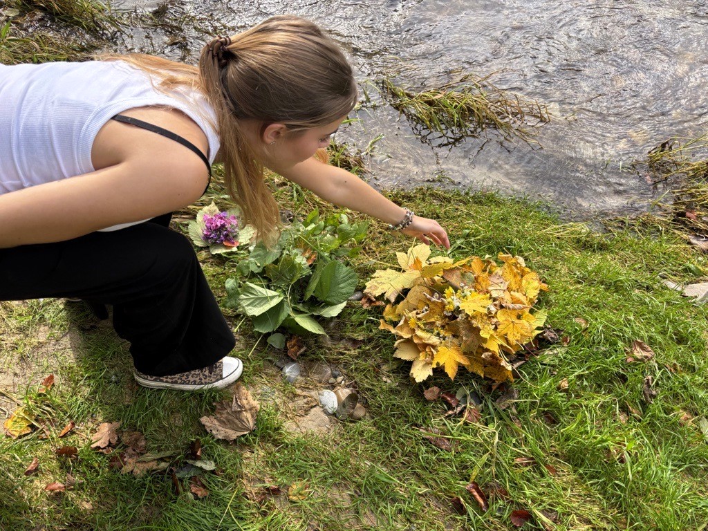 valentina mit blüten am fluss