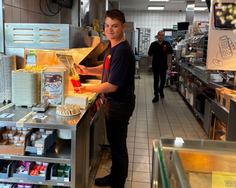 Xaver im Fastfoodrestaurant