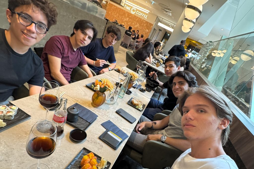 berlin jungsgruppe beim abendessen