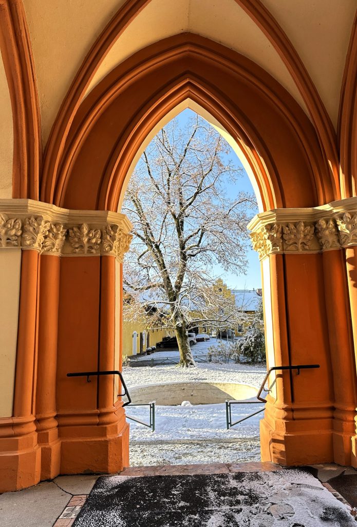 Eingang des Schlosses im Winter