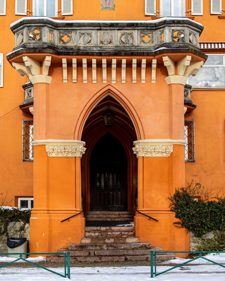 schlosseingang im winter