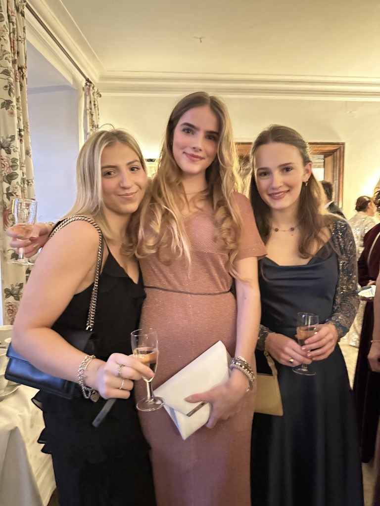 Marie-Sophie, Valentina und Lara beim Winterball Empfang 2025