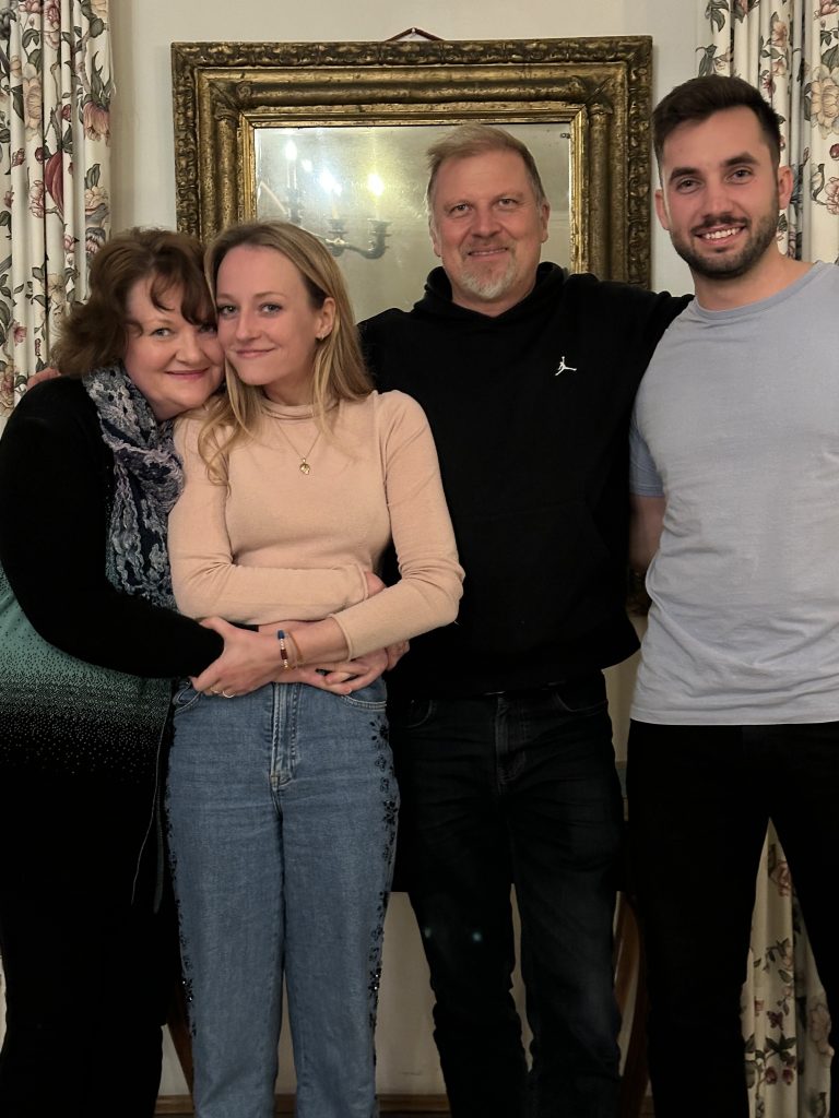 Frau MacPháidín, Vici, Herr Meckl und Julian