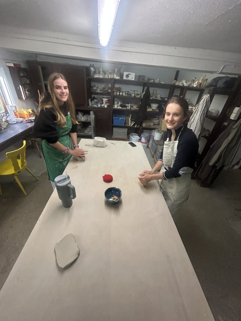 Valentina und Lara beim töpfern