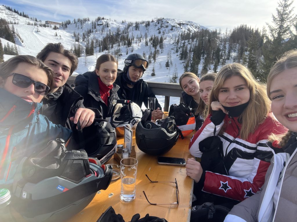 Lara und Freunde bei der Mittagspause in einer Skihütte