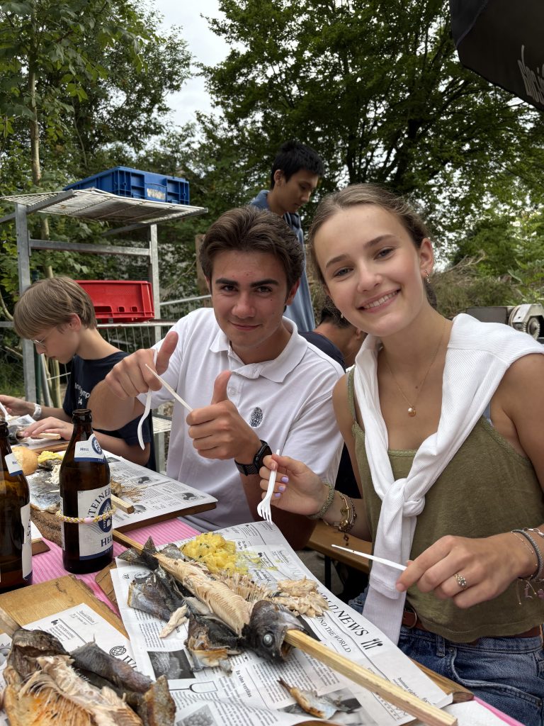 Lara und Tizian beim Steckerlfisch essen