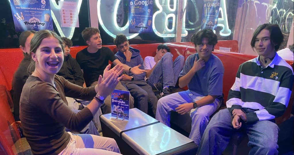 Internatsschüler beim Bowling