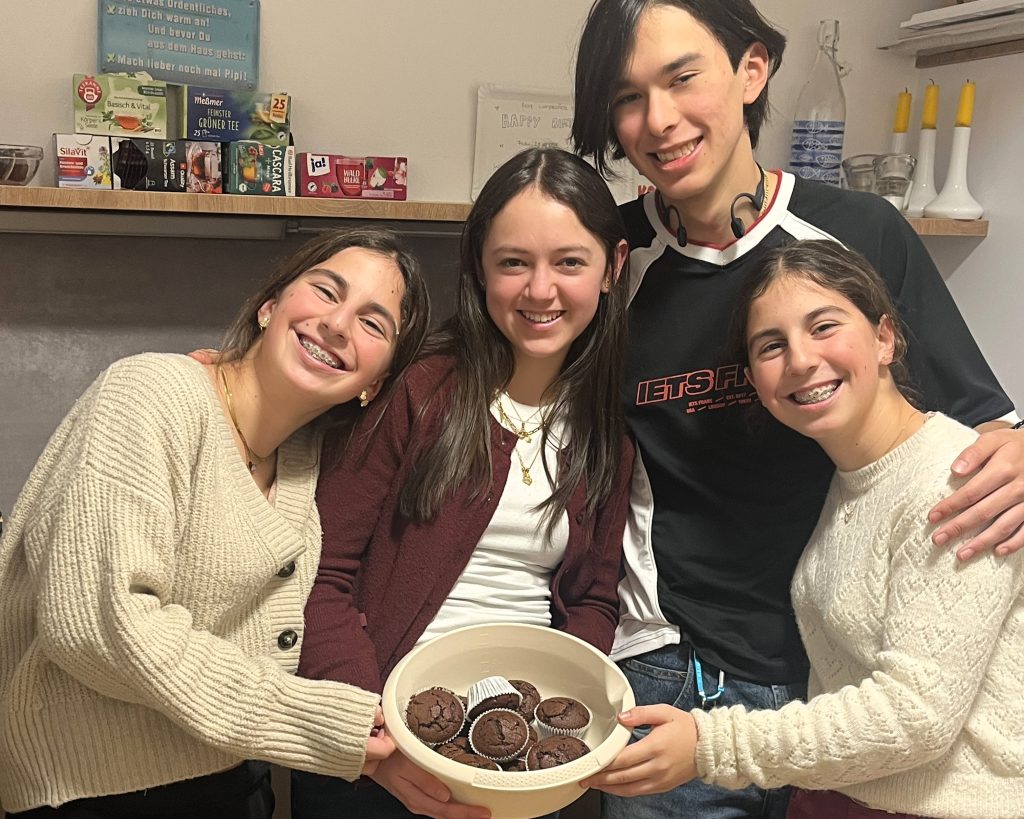 Internatsschülerinnen und Schüler mit selbstgebackenen Schokoladen Muffins