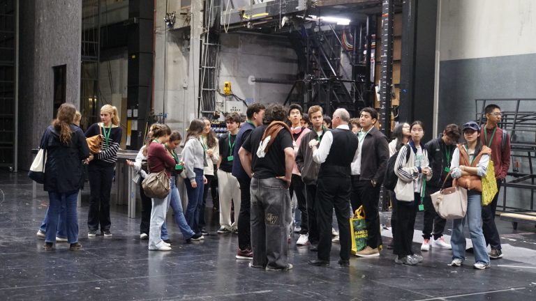 Die Internatsschülergruppe bei der Hydraulikbühne