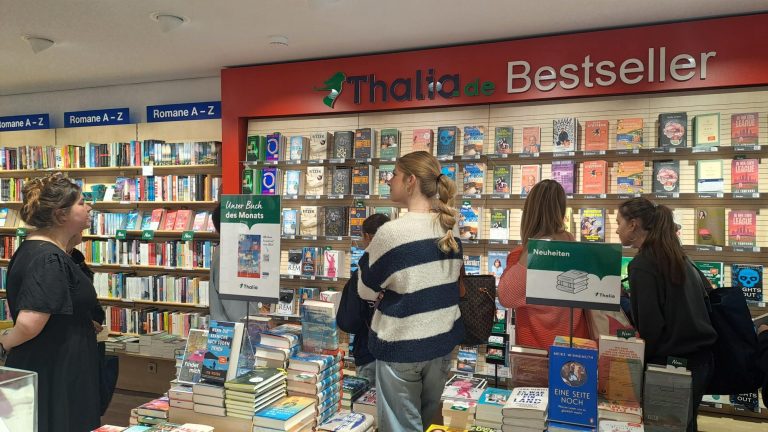 Schülerinnen und Schüler in der Buchhandlung