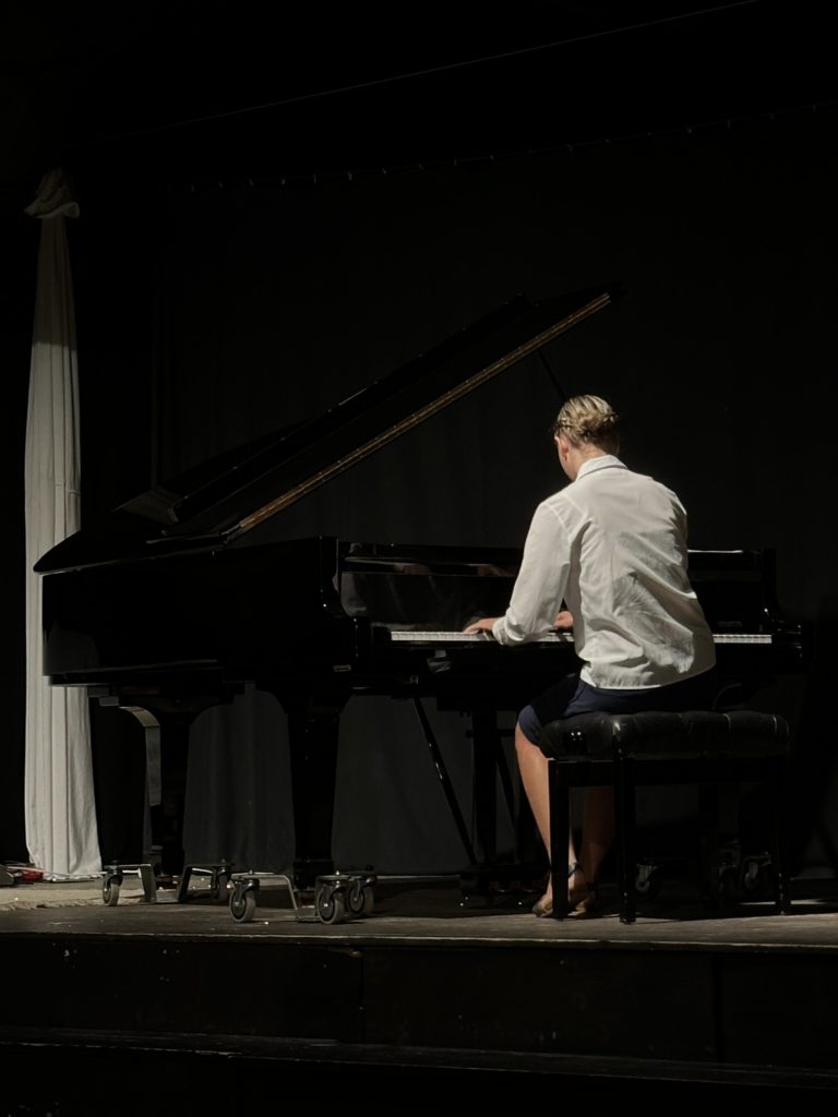 lilli höfer am klavier